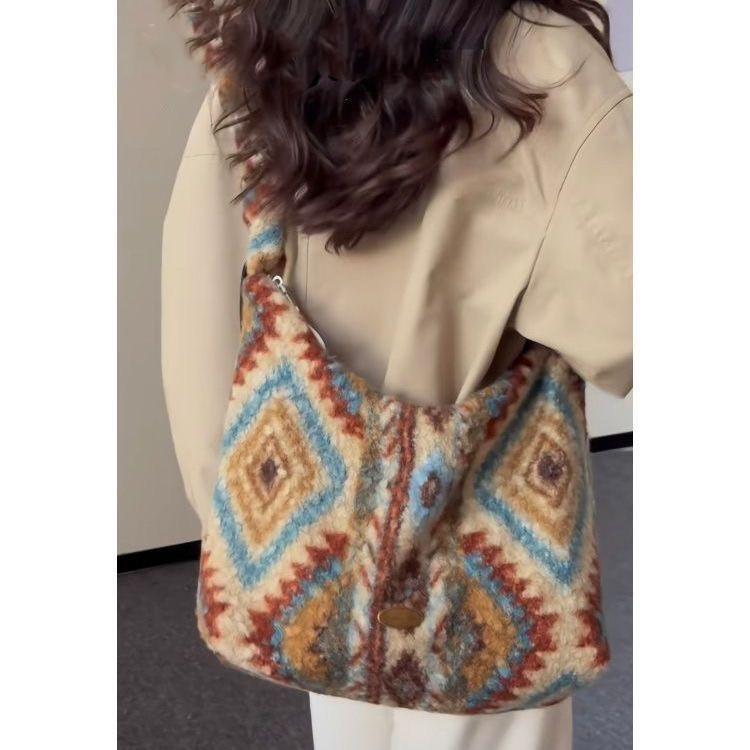 Rhombus ethnic style retro contrasting color drawstring plush tote bag women's autumn and winter atmosphere commuter bag shoulder strap adjustable