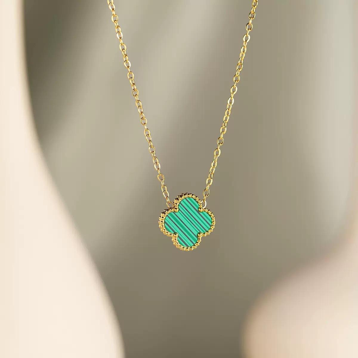 

Классическое, модное, минималистичное, изысканное ожерелье с клевером на удачу зелёный