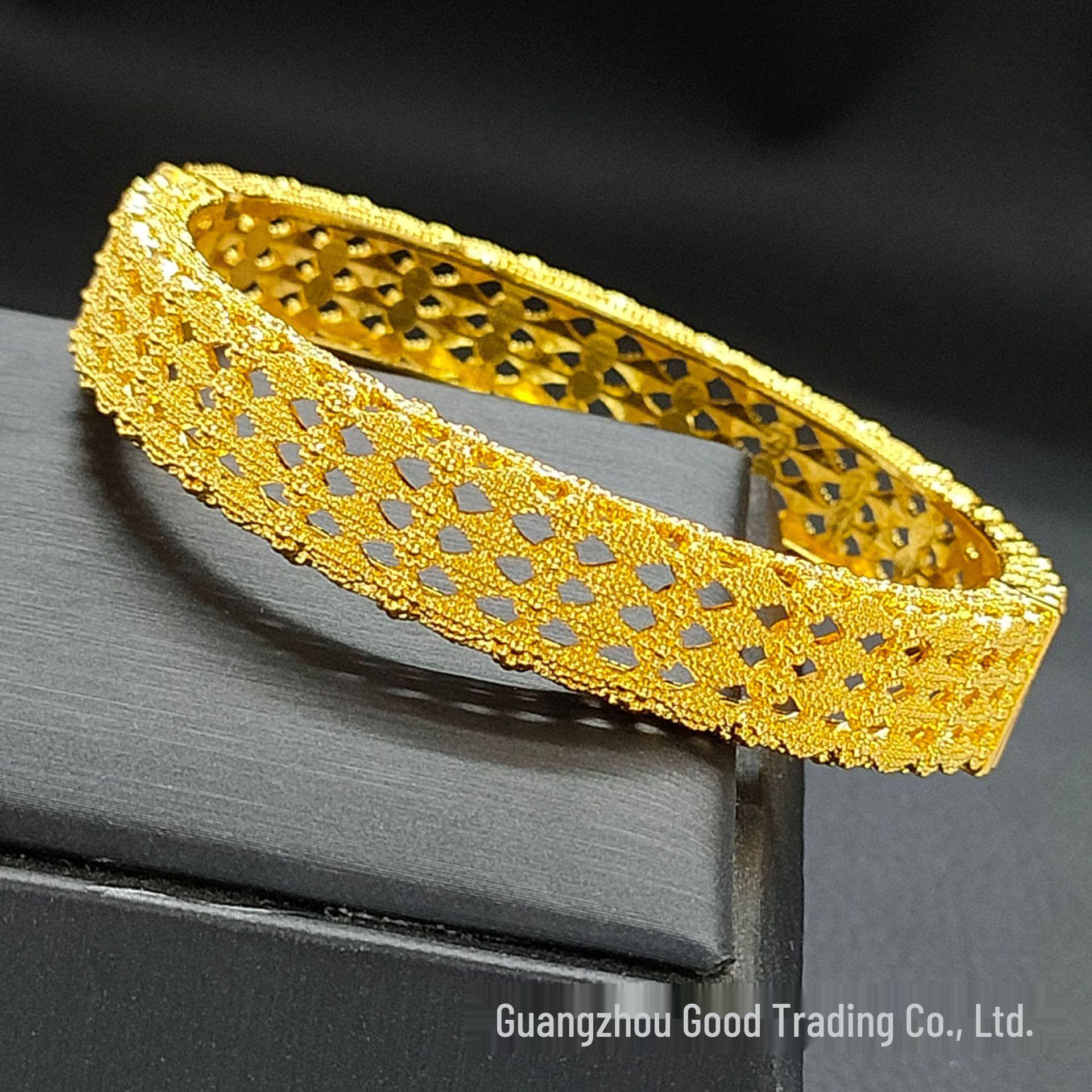 

Позолоченный браслет-манжета с резным ажурным узором: Ближневосточные свадебные украшения