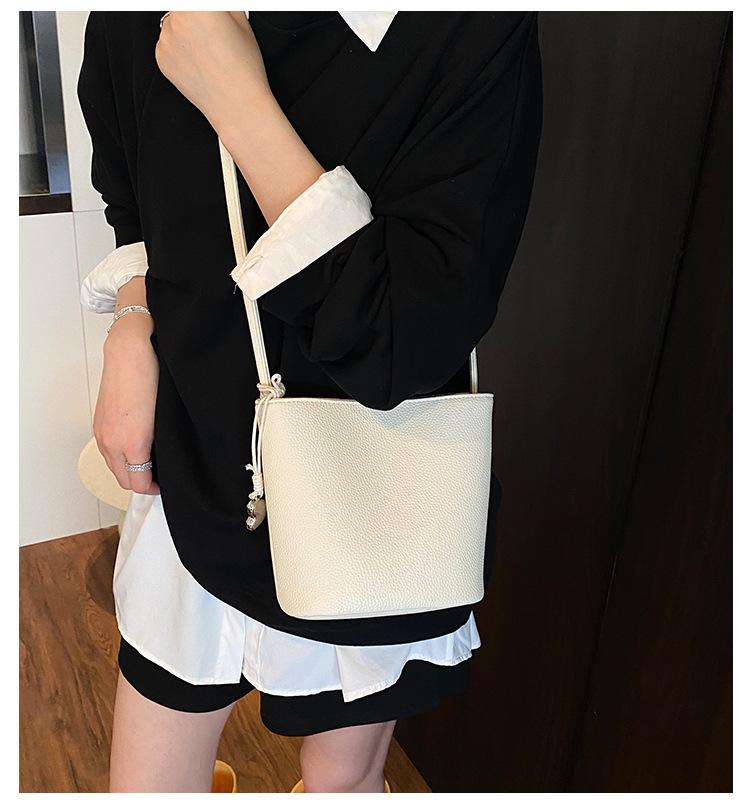 Personalized fashion trend bucket bag 2025 new exquisite niche simple temperament shoulder bag summer messenger bag