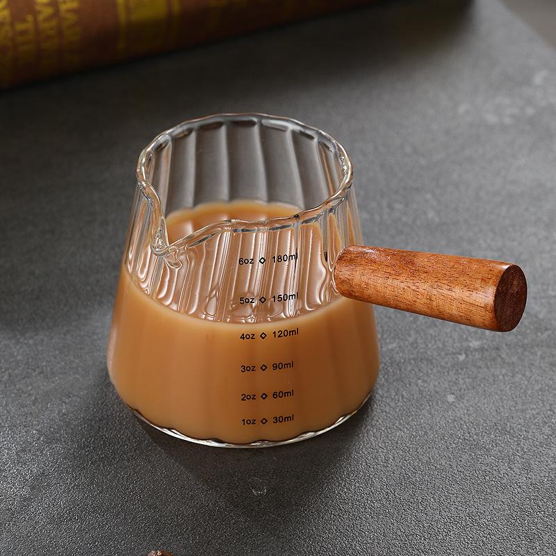 Skleněný hrnek na kávu, mini konvice na mléko, konvice na espresso, vařič čaje, kávovar, dřevěná rukojeť, měřicí nástroje, kuchyňské doplňky do domácnosti