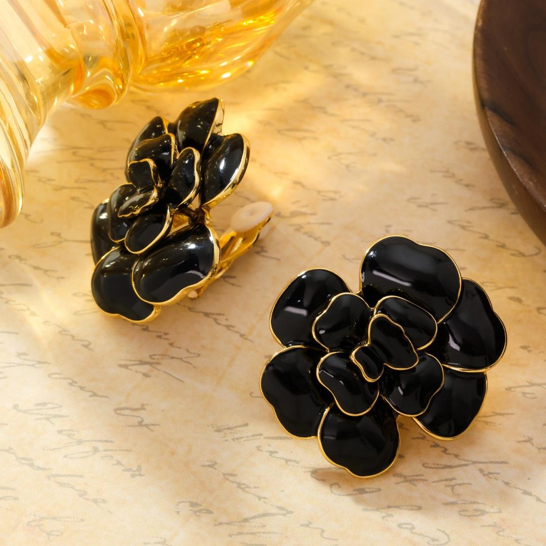 French Court Style Retro Vintage Small Fragrance Mountain Camellia Black Ear Clip Drop Glaze High-end Temperament Earrings