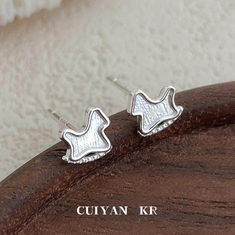 

Cuiyan S999 Серебро Милые Серьги-пусеты в виде деревянной лошадки для женщин - Нишевый корейский дизайн, Серебряные украшения для пирсинга ушей, Пусеты для хряща 99 Silver