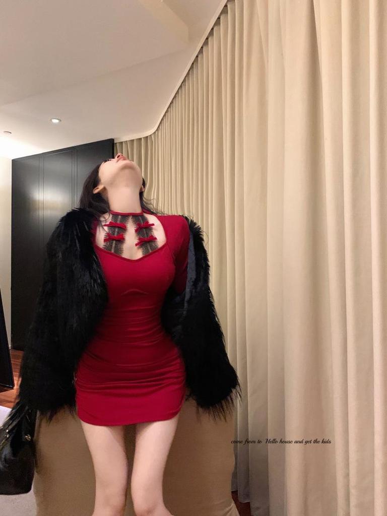 Schickes Strickkleid mit Spitze, Neckholder, Slim Fit, hüftumspielendem Rock und langen Ärmeln