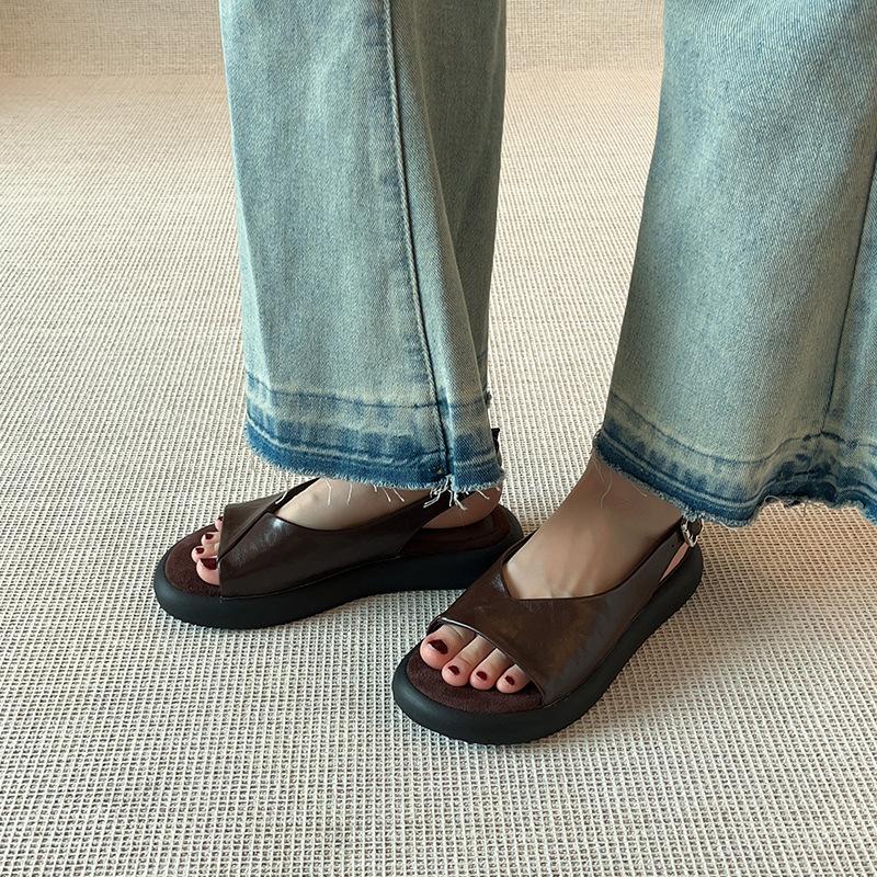 Simple and comfortable flat-soled soft-soled sandals for women's summer new retro British versatile open-toed sandals are not tired to wear