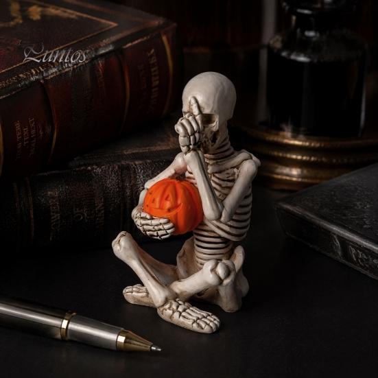 Halloween Skeleton Figurine Vintage Holding Pumpkin Statue, Resin Figurine, Gothic Decoration Desktop Ornament for Entryway Desk Window Party Display