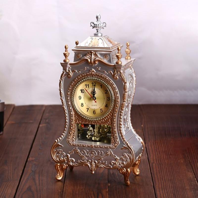 Musikalische stündlich klingende Tischuhr mit Schnitzereien Europäisches Muster und Pendel Kaminuhr für Heim-Bibliotheksdekorationen