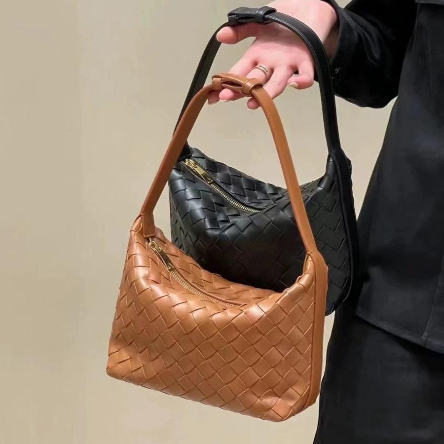 2024 Spring and Summer New Fashionable Versatile Hand-woven Handbag Shoulder Armpit Bag Internet Celebrity Dumpling Bag of the Same Style