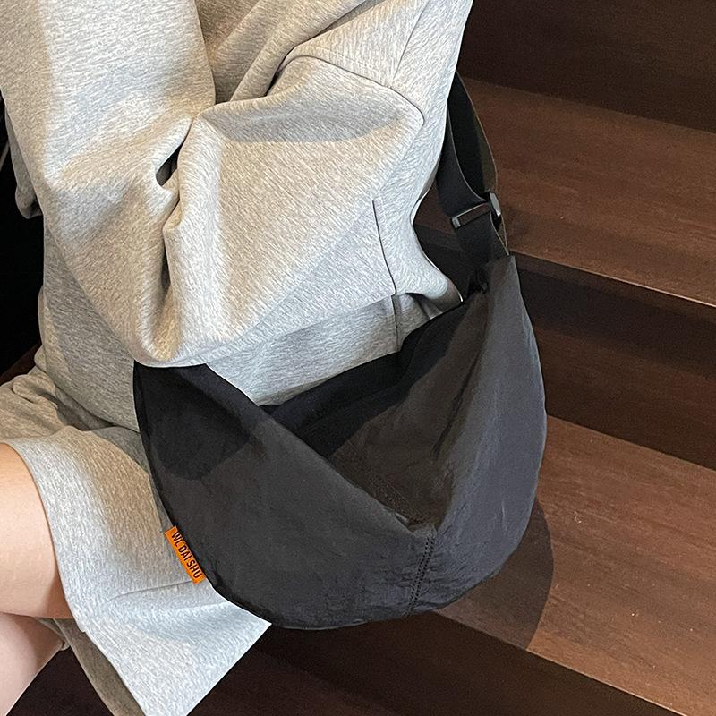 2025 new casual style light and versatile sports dumpling bag niche design fashionable commuter travel messenger bag women