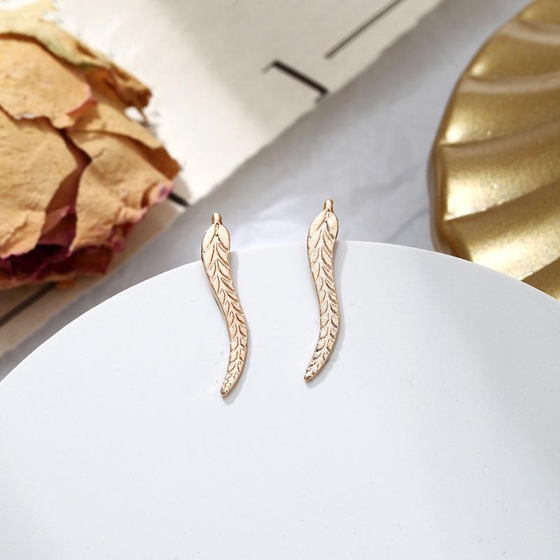 2025 Vintage Jewelry Exquisite Golden Leaf Earrings Modern Beautiful Feather Ear Stud Earrings For Women Brincos Bijoux