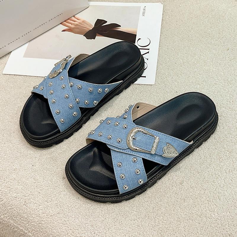 Large size thick-soled slippers women's 2025 summer new European and American rivet belt buckle versatile one-word cool slippers women