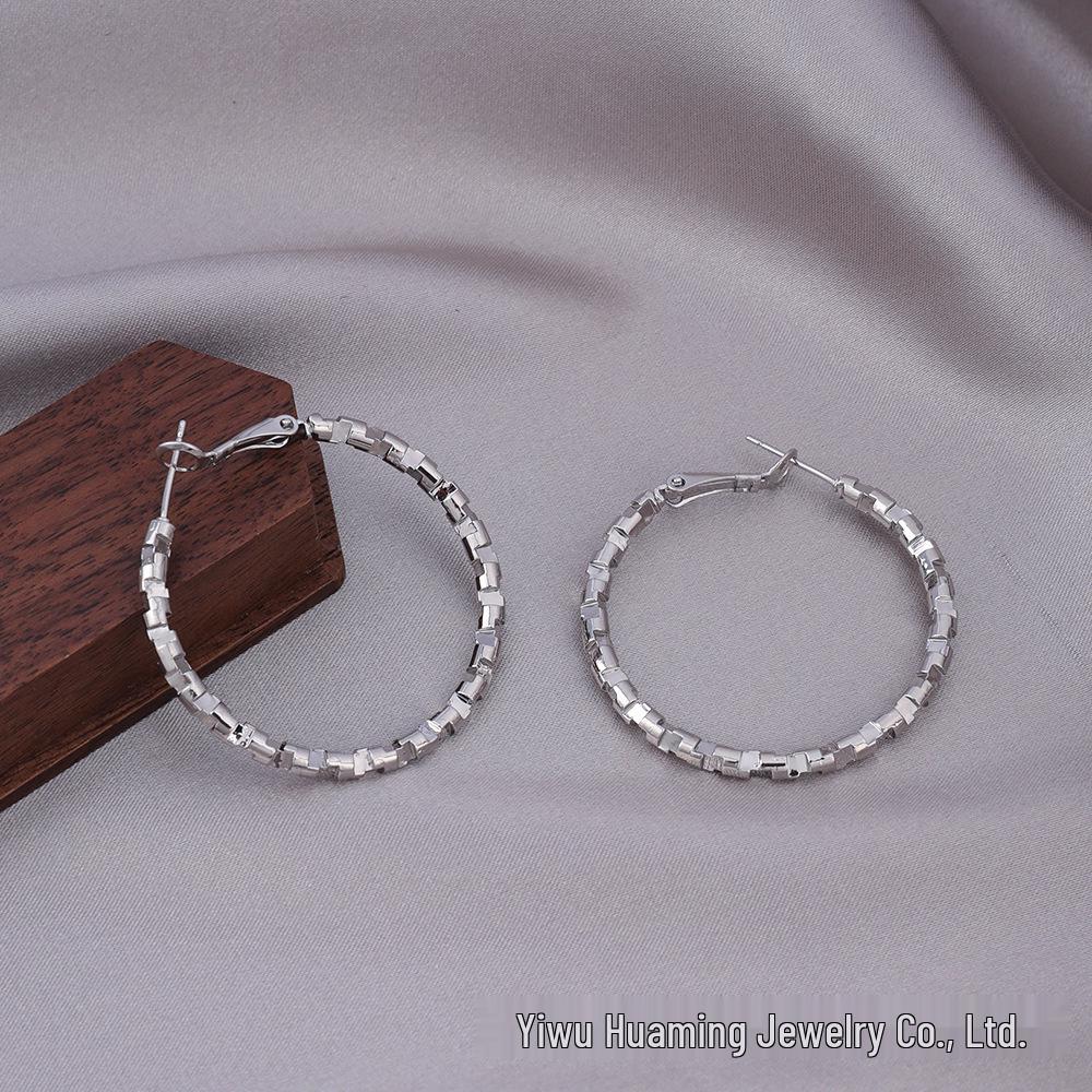 European American Style Luxury Stud Earrings: Elegant Cross-border Niche Hoops, Versatile Celebrity-inspired Accessories