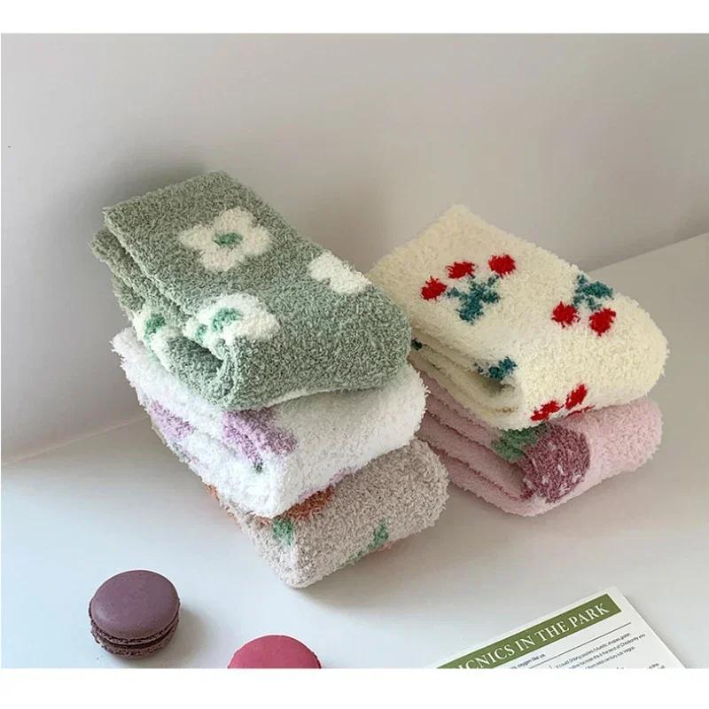 Japon Kawaii Sevimli Çoraplar Sonbahar Kış Kalın Sıcak Yumuşak Peluş Kadın Çorapları Mercan Polar Termal Ev Giyimi Yerde Uyku Çorapları