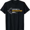 Tout le monde est un photographe jusqu'à ce qu'il passe en mode manuel M sur le cadran d'une caméra - T-shirt Graphique Meme à Col Rond