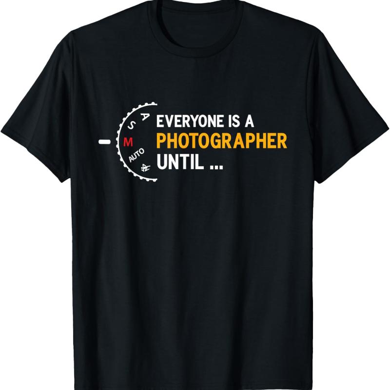 Tout le monde est un photographe jusqu'à ce qu'il passe en mode manuel M sur le cadran d'une caméra - T-shirt Graphique Meme à Col Rond