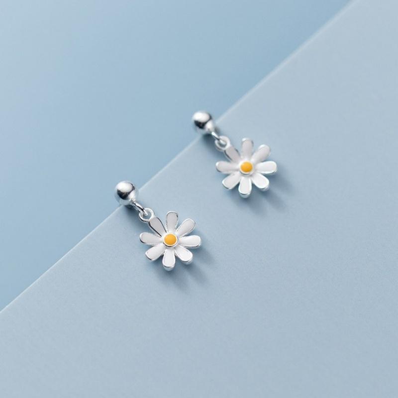 Vintage Daisy Flower Ear Buckle Hoop Earrings for Women Girl Delicate Enamel Sunflower Pendant Circle Earrings Summer Jewelry