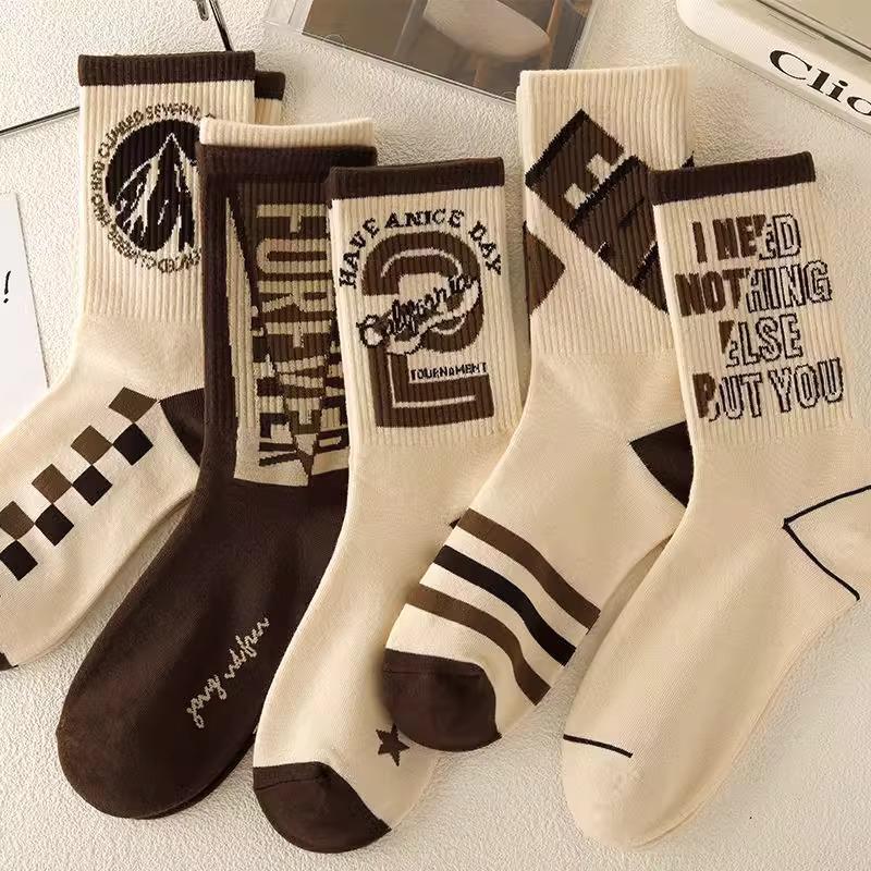 Men's Retro Mid-Calf Sports Socks - Odor-Proof, Trendy, Versatile, Perfect for Autumn and Winter.