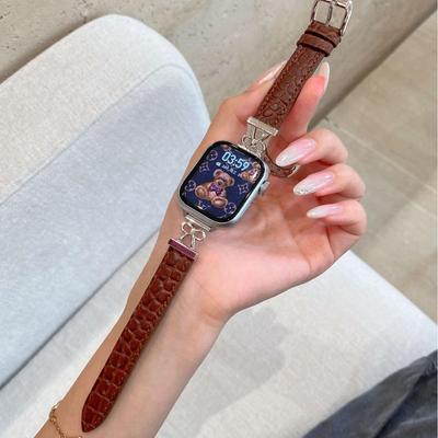 רצועה עם דוגמת תנין טלאים וקשר פרפר עבור Apple Watch S10/9/SE/iWatch 9876