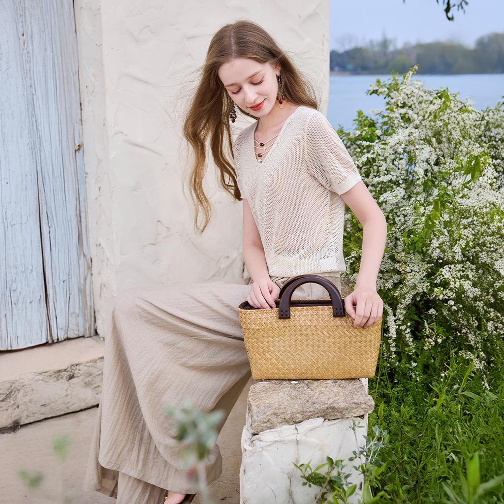 Fragrant Shadow Hollow V-neck Knitted Shirt for Women in the Summer of 2026, New T-shirt for Small and Lightweight Shoulder Short Sleeve Top