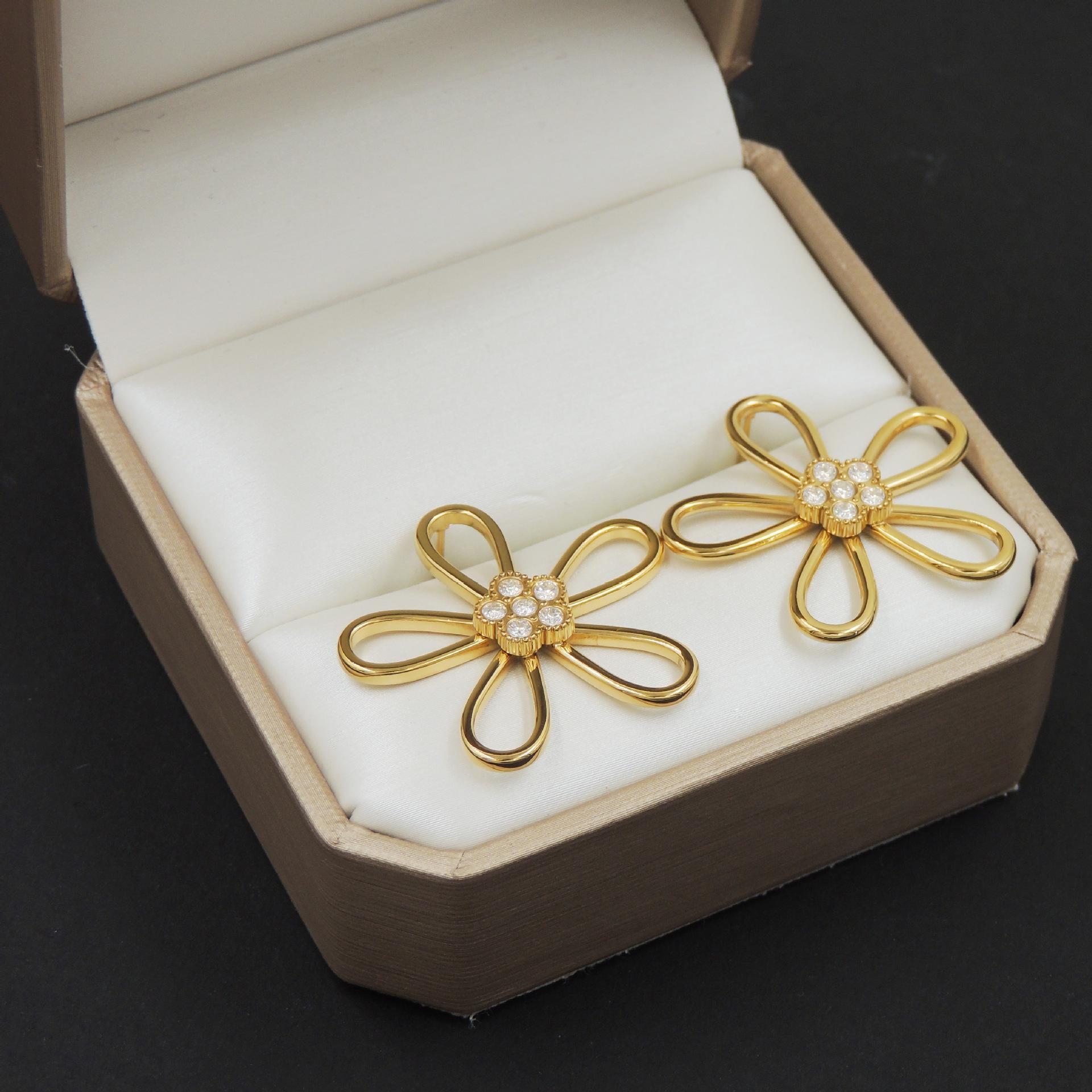 Gold Hollow Flower Zircon-Studded Earrings for Women - Elegant, Fresh, and Sweet Style золотой