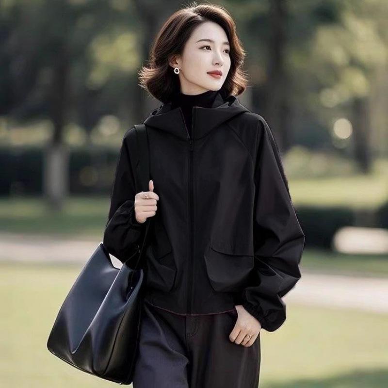 Wszechstronna sportowa kurtka wiatrówka z kapturem damska, Kolekcja Wiosna/Jesień 2025