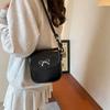 Trendige Koreanische Style Schmetterling Schleife Kleine Umhängetasche Für Damen 2024 Sommer Edition Mittlere Größe Schwarz Weiß Silber Rot