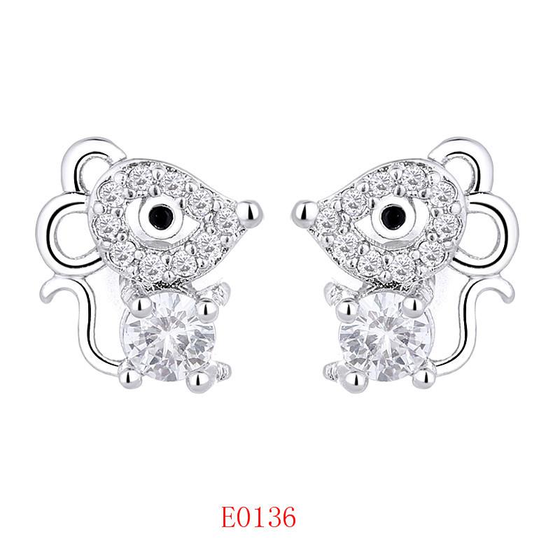 2026 New Korean Version Design Women's Zircon Light Luxury High-end Niche Earrings Temperament Four-leaf Clover Sweet and Cool Stud Earrings Jewelry