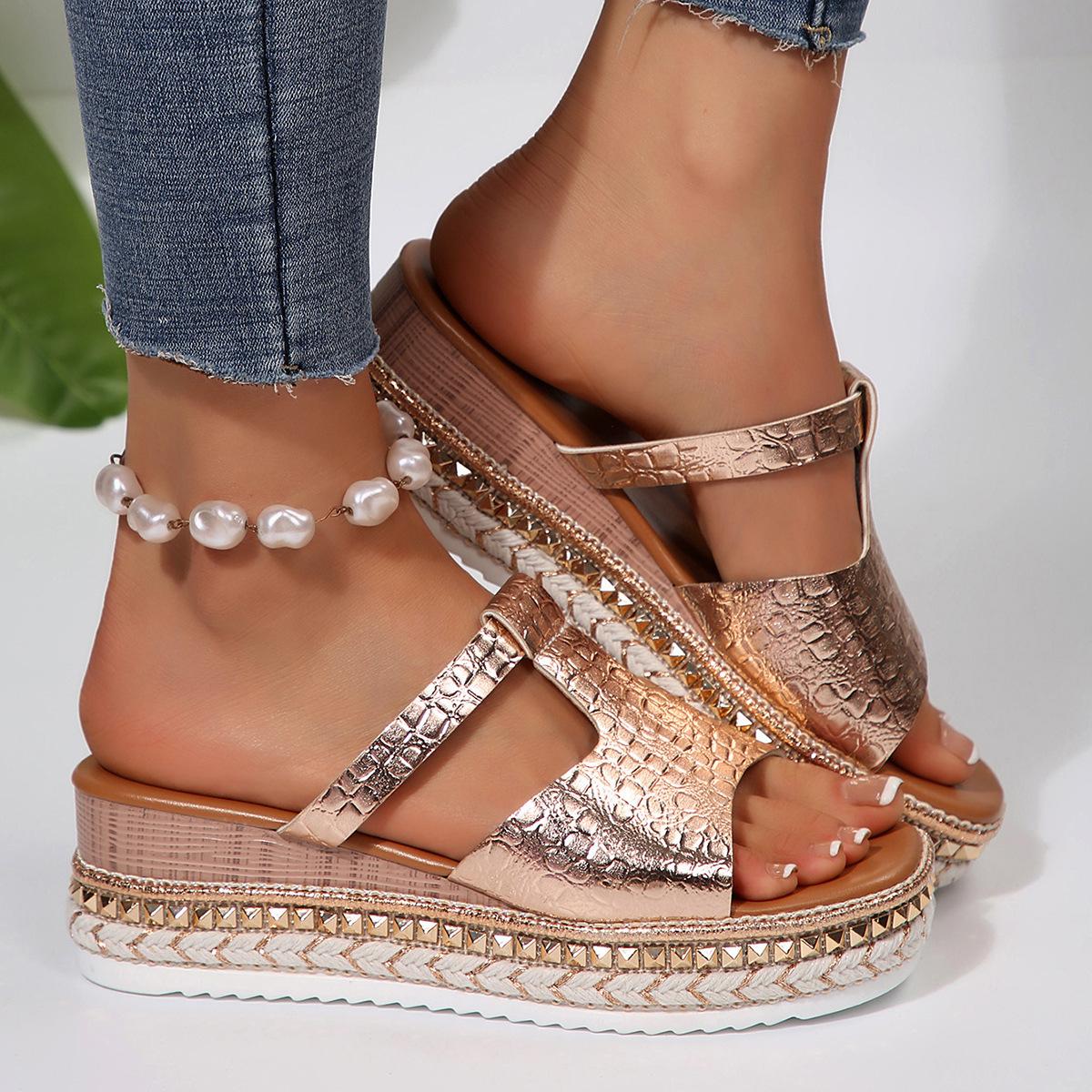 

У Рут такие же плетеные из соломы туфли-маффины, шлепанцы на платформе и высоком каблуке, и женские летние сандалии-клинья на танкетке для верхней носки. 43 шампанского