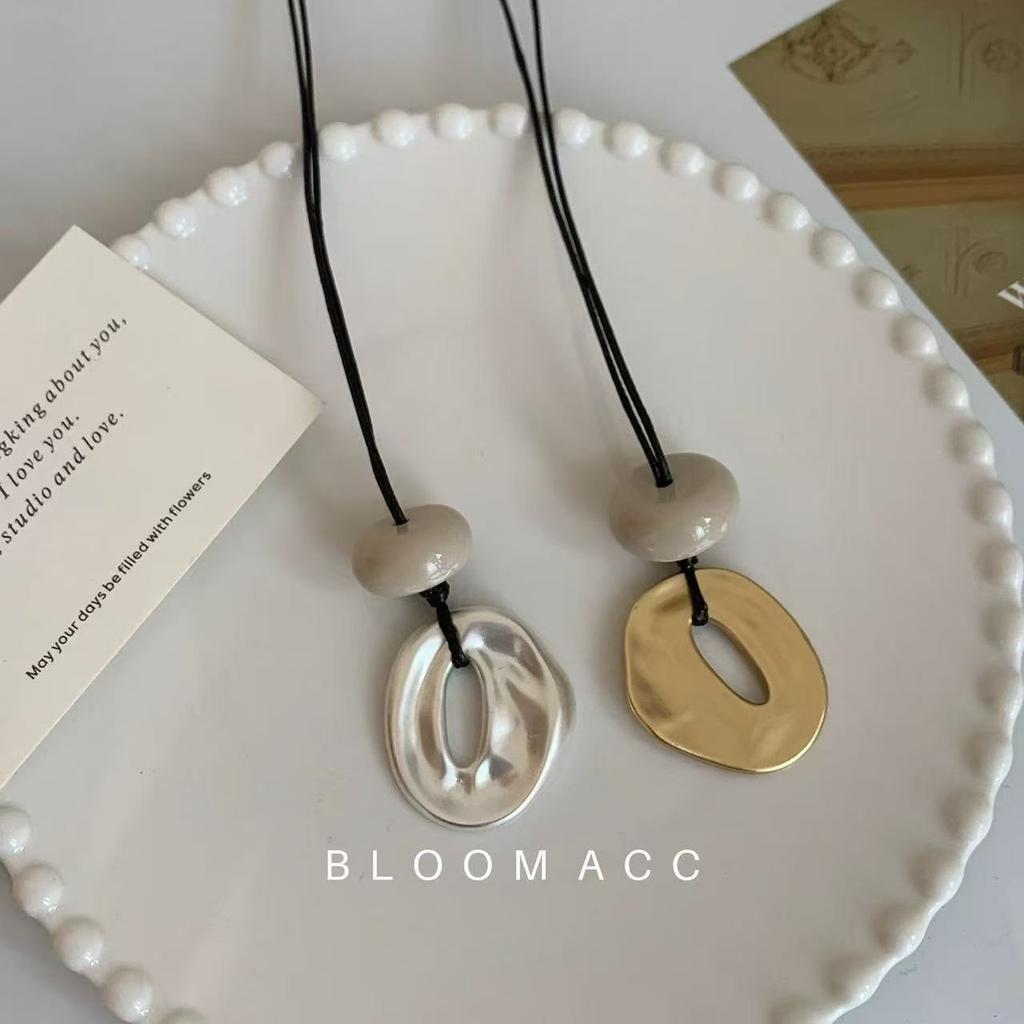 Niche design minimalist water drop pendant long necklace women's high-end sense cold leather rope sweater chain with accessories
