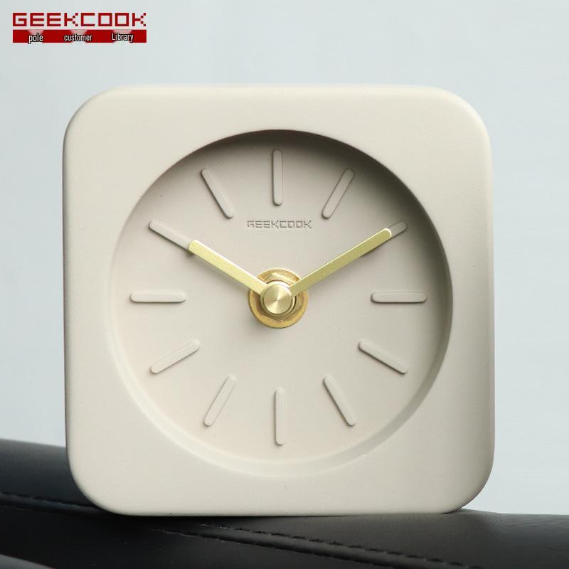 

Минималистичные бетонные часы: Современное настольное украшение с медными акцентами