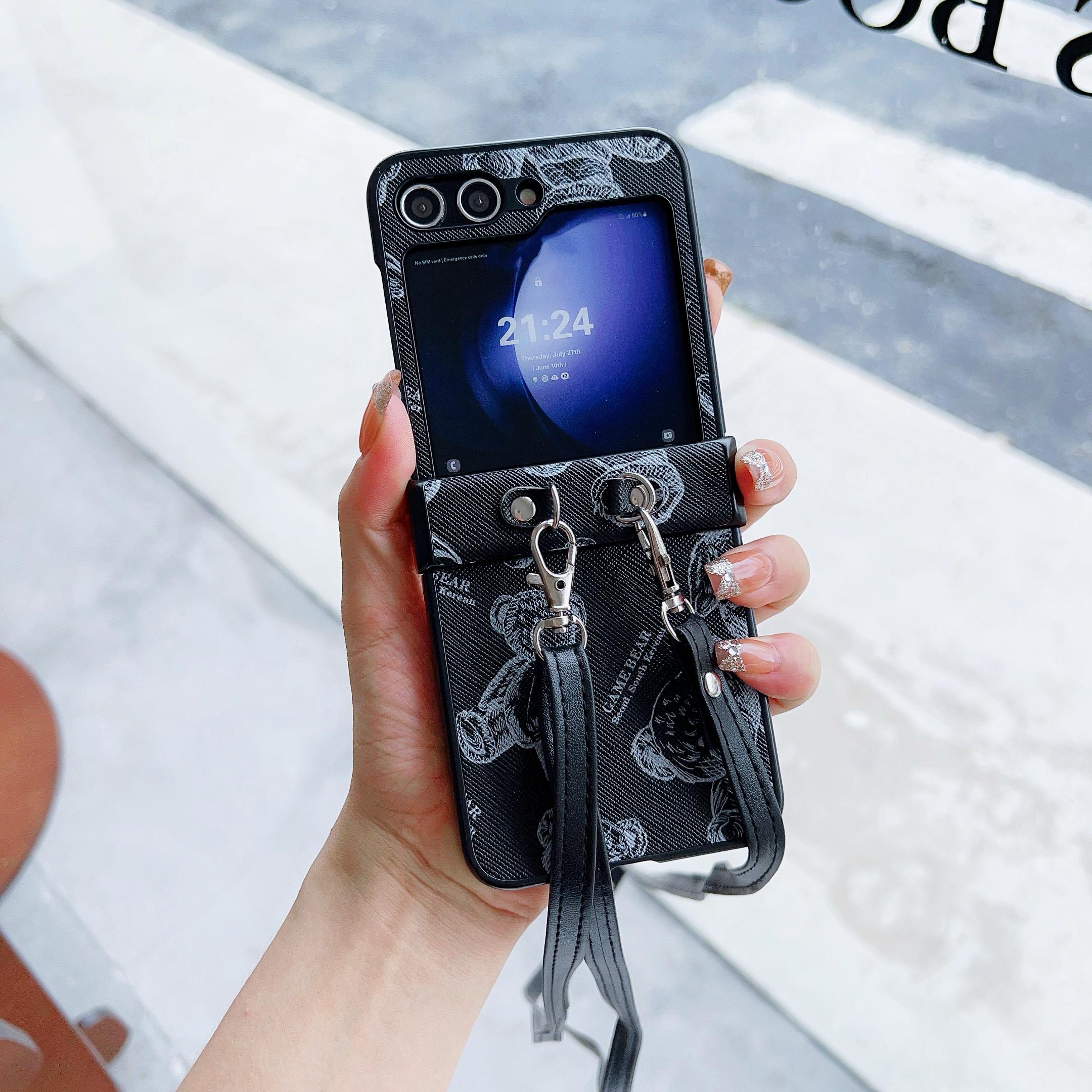 

For Samsung Galaxy Z Flip7 FE 5G/Z Flip6 5G Case Cute Bear PU Leather Coated PC Phone Cover with Crossbody Strap Black