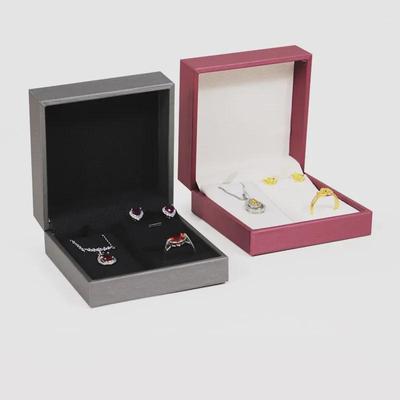 Set Scatola Porta Gioielli in Pelle Spazzolata ad Angolo Retto: Organizzatore per Anelli, Collane e Orecchini, Tre Pezzi.