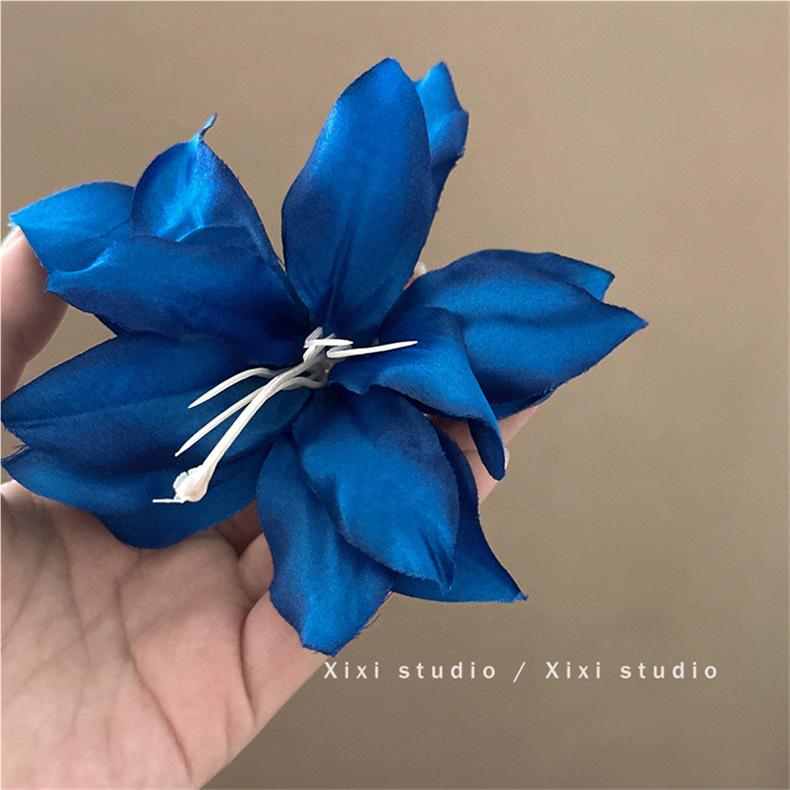 Blaue Lilienblüten Haarspange - Elegantes chinesisches Qipao Haaraccessoire für Frauen