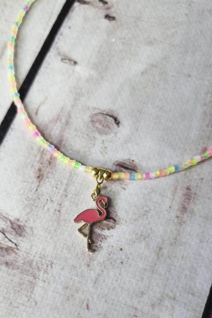 Koralikowy choker z zawieszką flaminga, ręcznie robiony naszyjnik