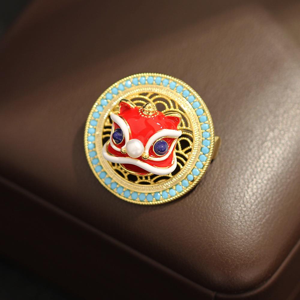 Guofeng new Chinese style oil dripping lion brooch geometric diamond-encrusted blue animal pin rotatable male and female same corsage