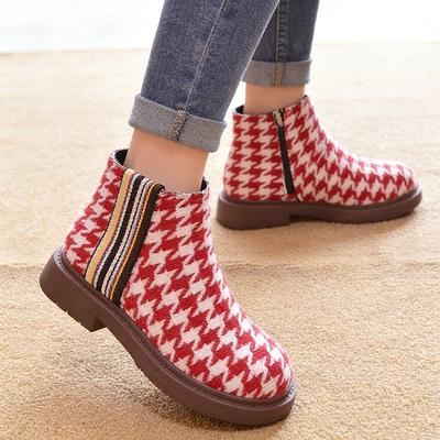Bottines Chelsea plates à motif pied-de-poule pour femmes, collection printemps-automne 2026, rouges et blanches, fermeture éclair latérale.