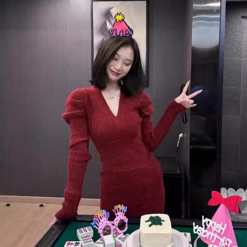 

Трикотажное платье с V-образным вырезом и рукавами-буфами для женского осенне-зимнего сезона, новая модель с завышенной талией и облегающим низом с короткой юбкой, обхватывающей бедра. S красный