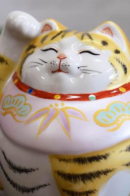 Enfeite Gato da Sorte Mão Direita Cerâmica Kutani Ware Gato da Sorte Gordo Cor Dourada Feng Shui Boa Sorte Interior Acessórios Estilo Japonês