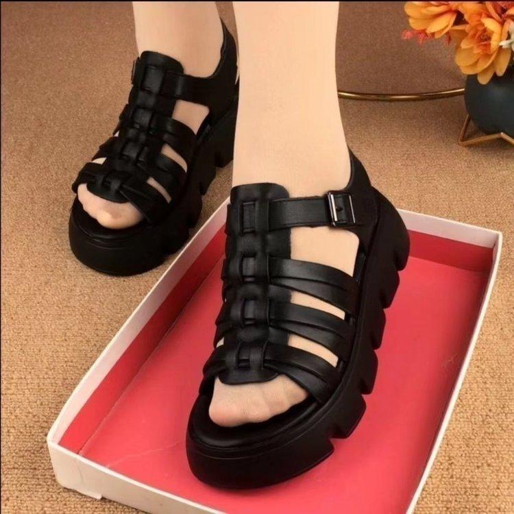 

Сандалии из римской кожи женские летние 2024 года новые туфли для мам на платформе мягкая подошва универсальные полые туфли-маффины женская обувь 40