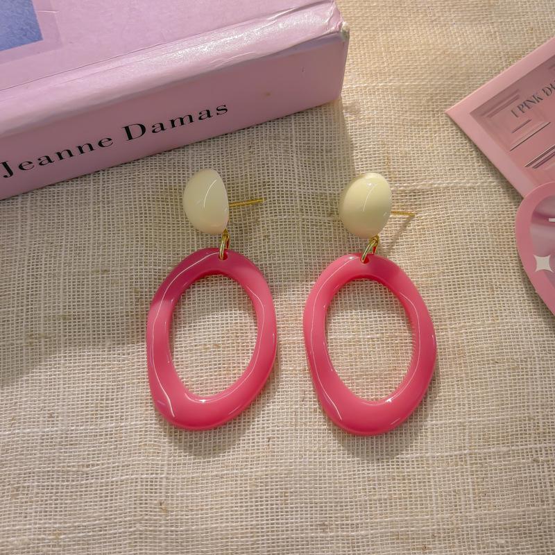 Eleganckie kolczyki z perłami: Prosty, luksusowy design na jesień/zimę 2024