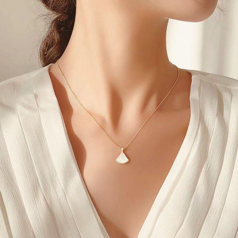 Summer 2024 Women's Fan-Shaped Shell Necklace: Trendy, Light Luxury Clavicle Chain