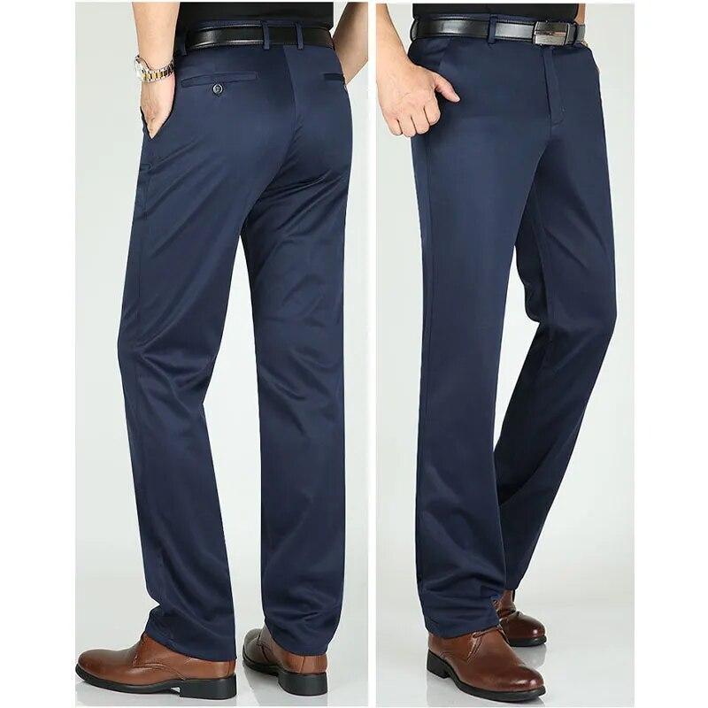 Bărbați subțiri de vârstă mijlocie, pantaloni de costum eleganti, ocazional, îmbrăcăminte de stradă, pantaloni largi, largi, drepti