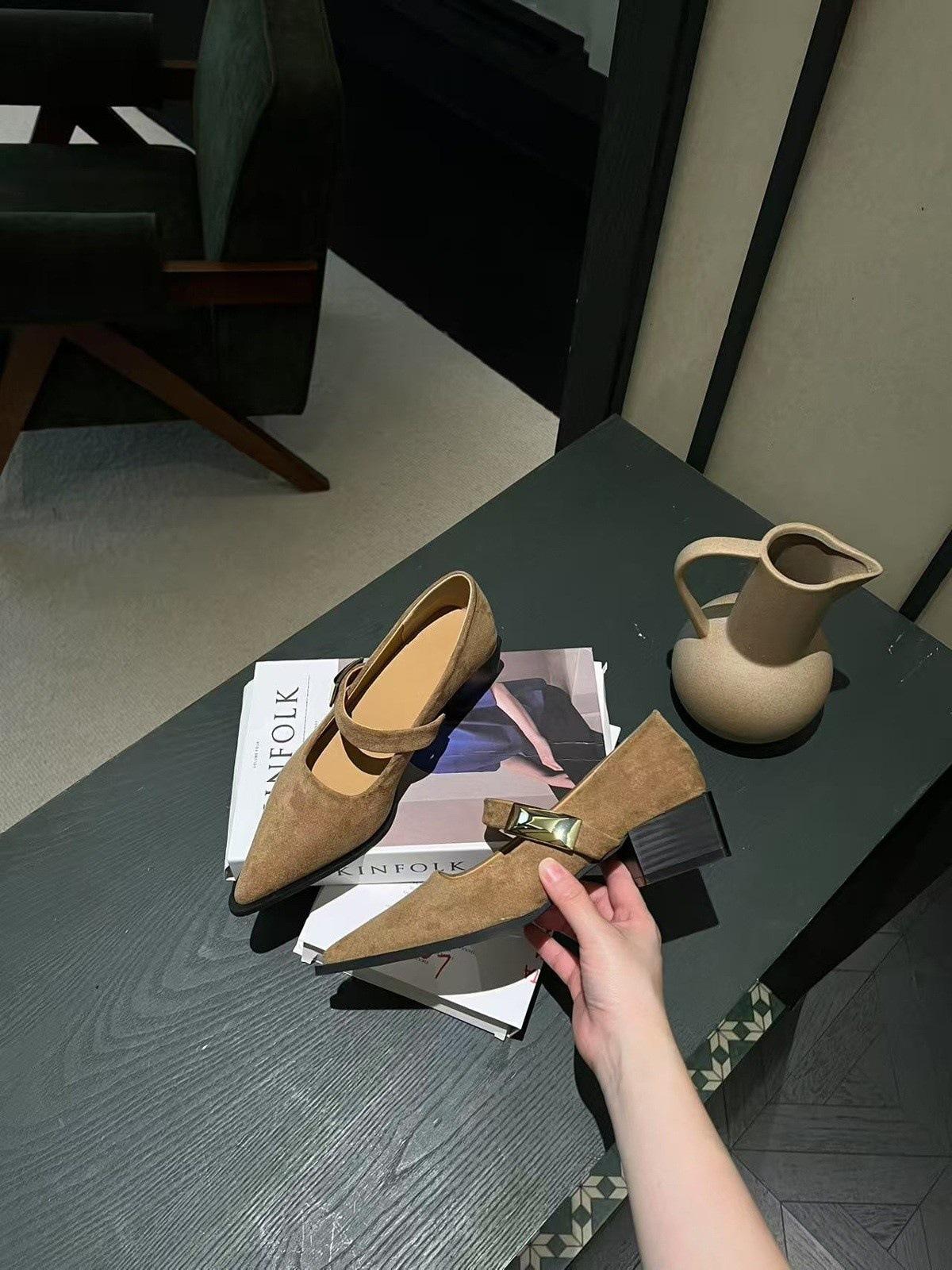

Pointed high-heeled light-mouth thick-heeled single shoes autumn and winter light-mouth shoes spring low-heeled shoes 39 абрикосовий