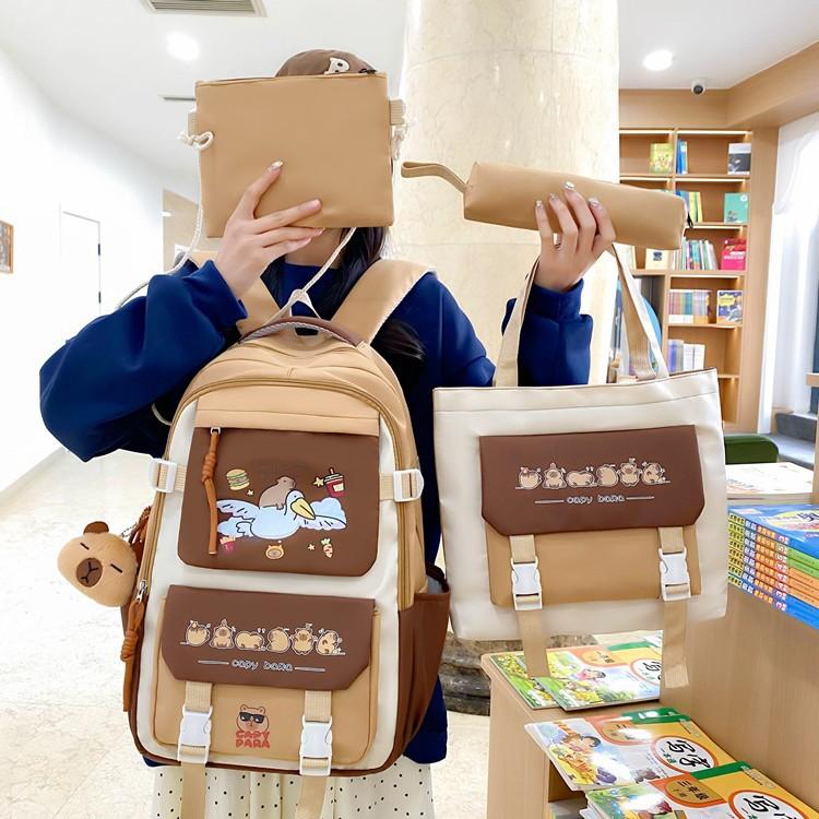 The new schoolbag is dirt-resistant and wear-resistant backpack. Junior high school schoolbag is unisex and large-capacity backpack.