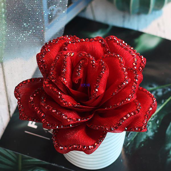 Set červených třpytivých květinových sponek do vlasů a náramku pro dívky na latinskoamerické tance