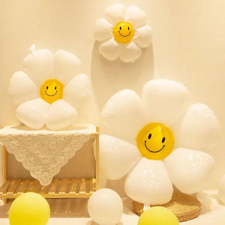 Białe Balony z Stokrotkami i Słonecznikami - Kwiatowe Balony Urodzinowe i Rekwizyty do Zdjęć z Uśmiechniętymi Buziami