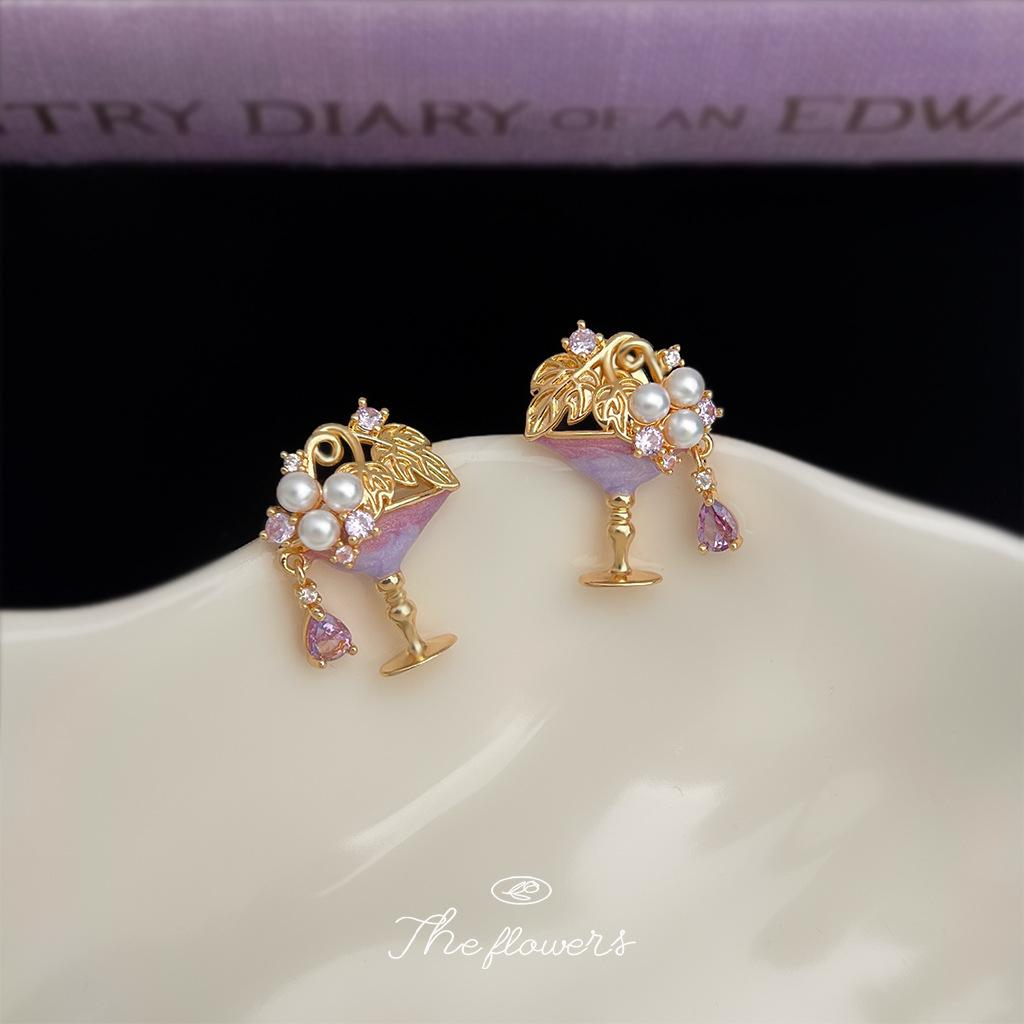 Оригинальные дизайнерские серьги-гвоздики с микроинкрустацией цирконами, красное вино, свежие и милые