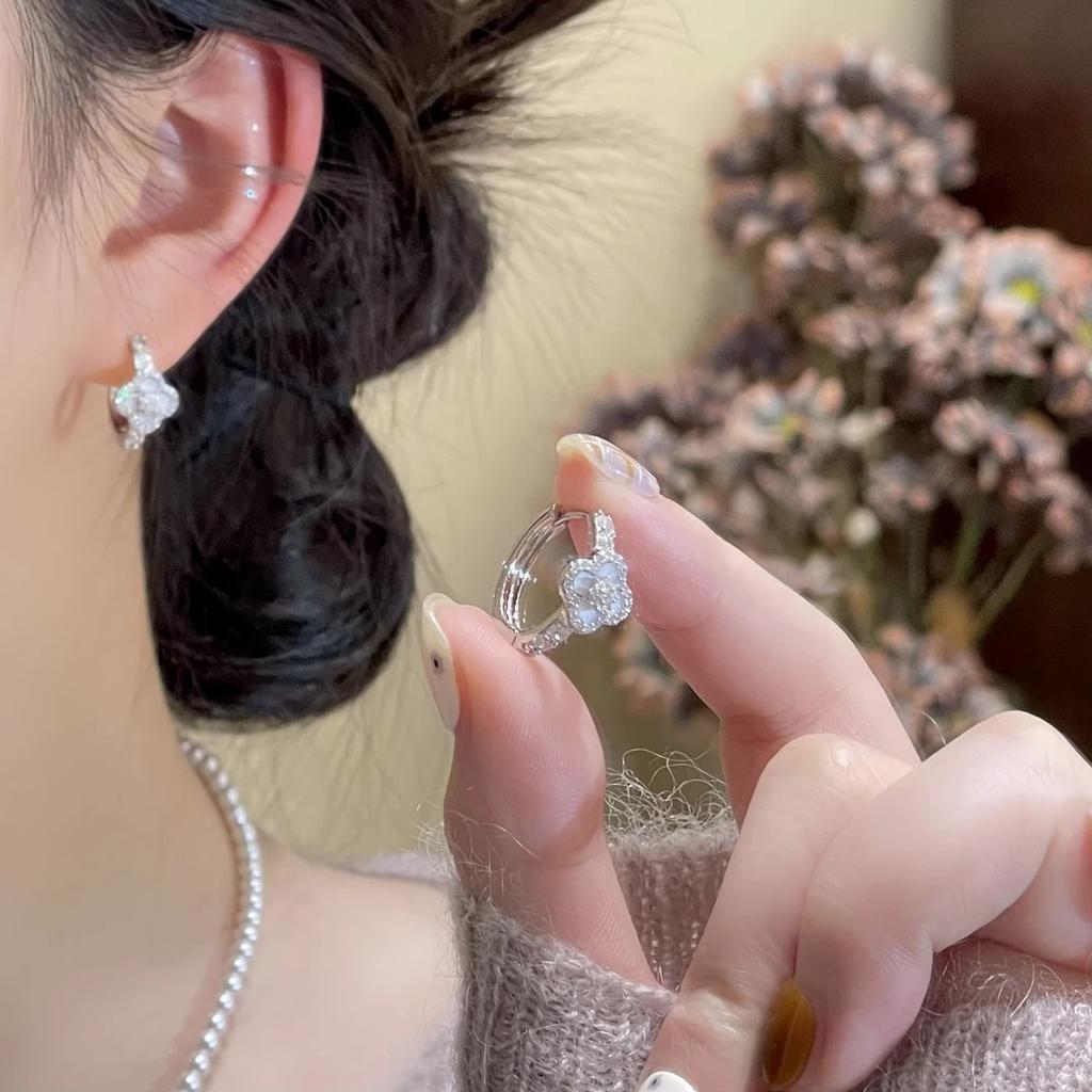 Zircon acetate board lucky grass flower ear buckle simple exquisite fashion earrings light luxury high sense versatile earrings women