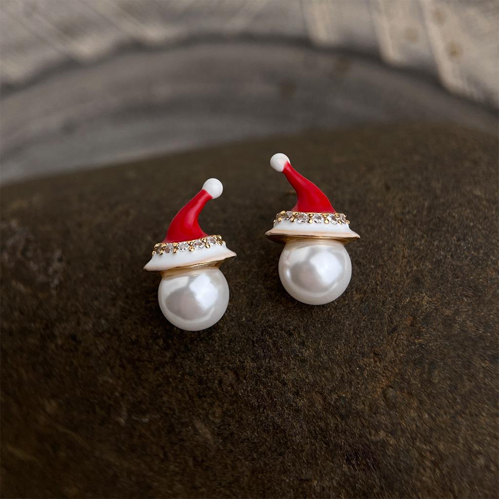 

Рождественские серьги-пусеты «Снеговик» с цирконом и жемчугом: Креативный дизайн и легкая роскошь