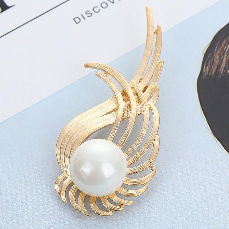 Alloy Hollowed-out Wings, Pearl Brooch, Fashionable and Elegant Brooch, Corsage, Coat Accessory